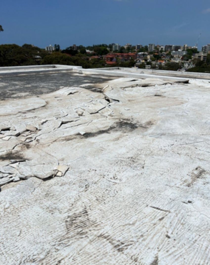 Flat roof with cracked and delaminated waterproofing membrane